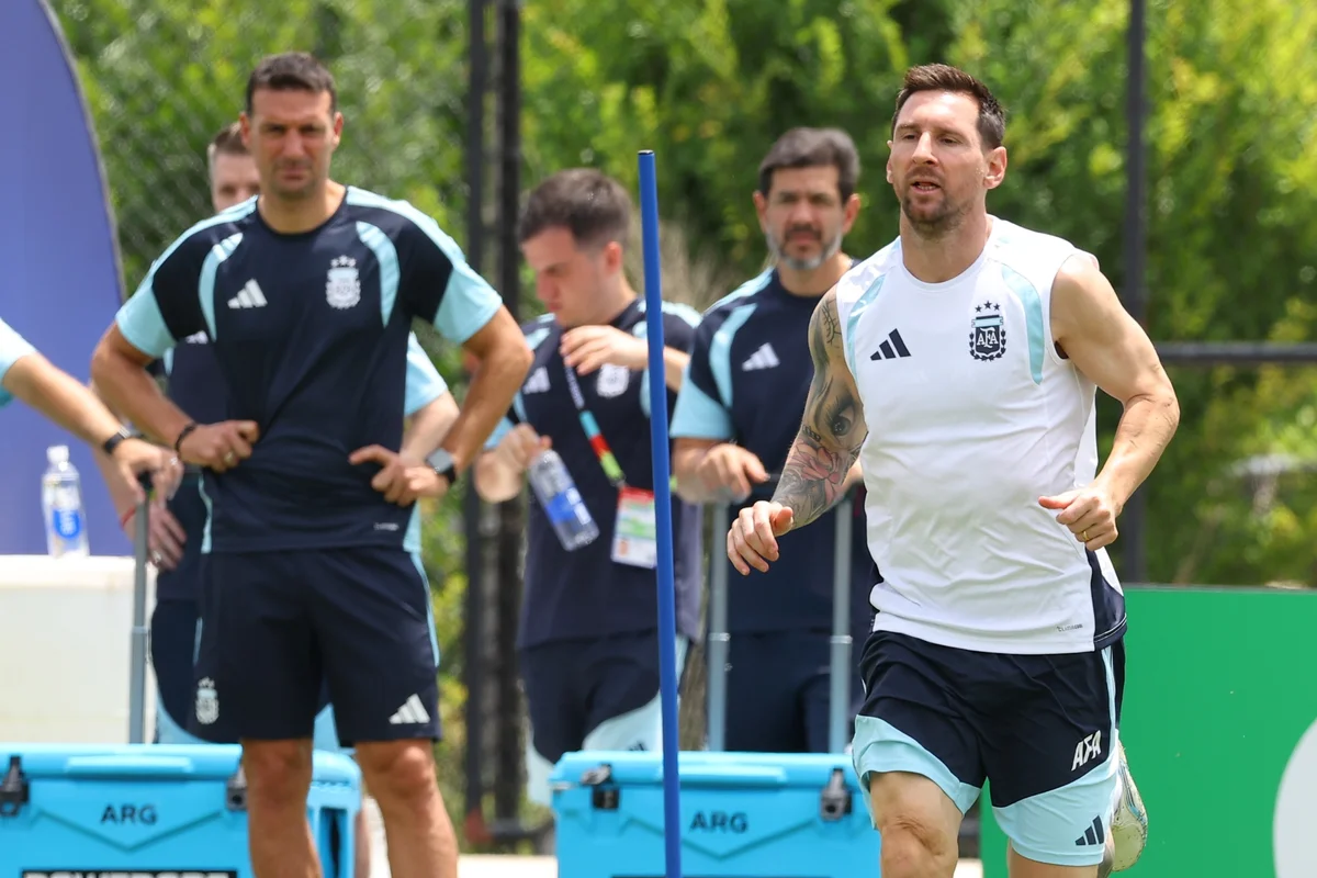 Scaloni admite impacto da ausência de Messi após goleada da Argentina