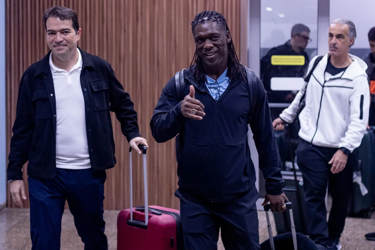 Seedorf desembarca no Brasil