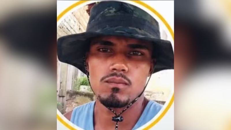 Servidor público é morto a tiros dentro de casa na Bahia; sigla de facção é pichada após crime