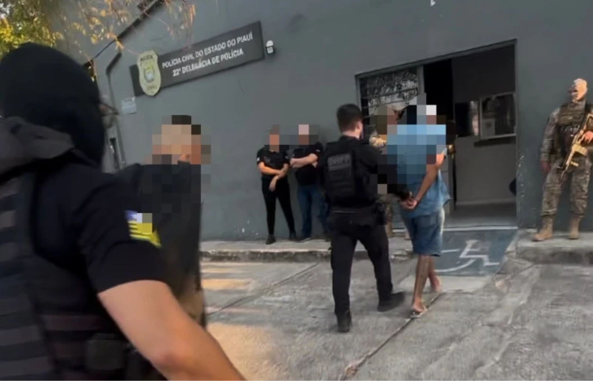 Suspeitos de ataque a tiros que feriu idoso e matou cachorro no Leonel Brizola são presos