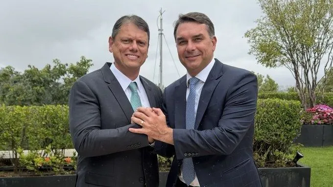 Tarcísio e Flávio Bolsonaro