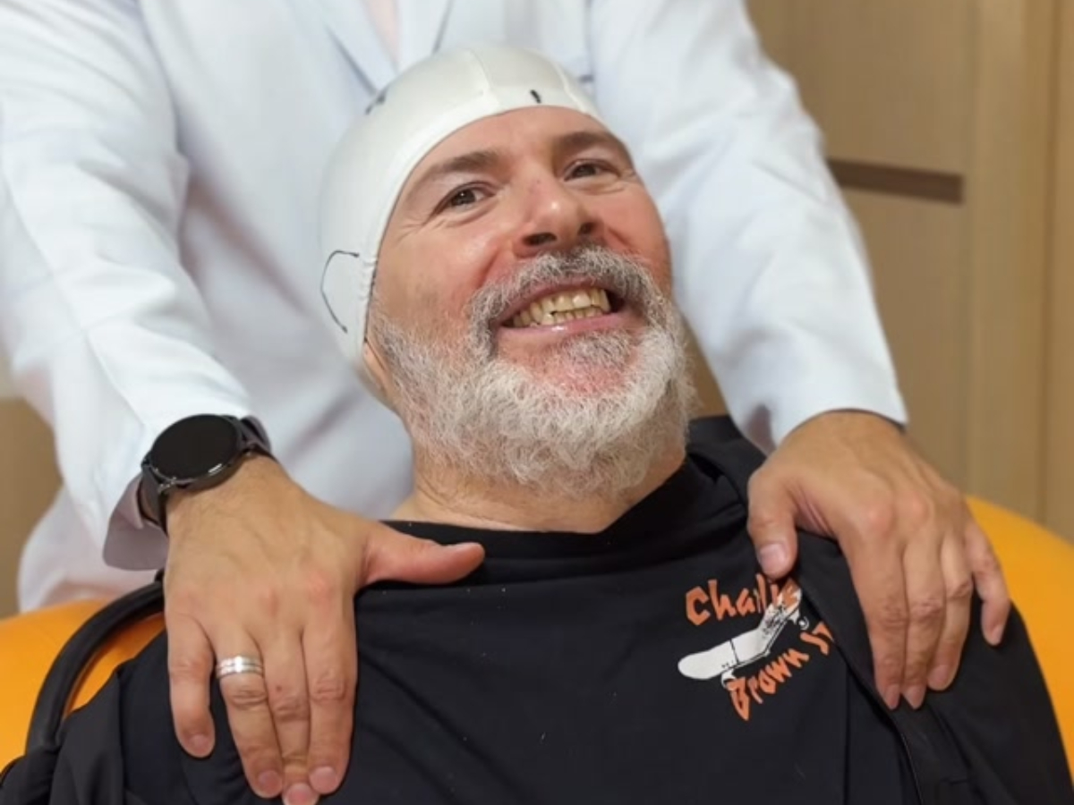 Vitória! Mingau aparece de pé em fisioterapia três anos após tiro na cabeça