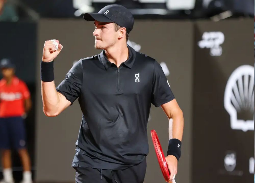 João Fonseca vence Thiago Monteiro em duelo brasileiro pelo Rio Open