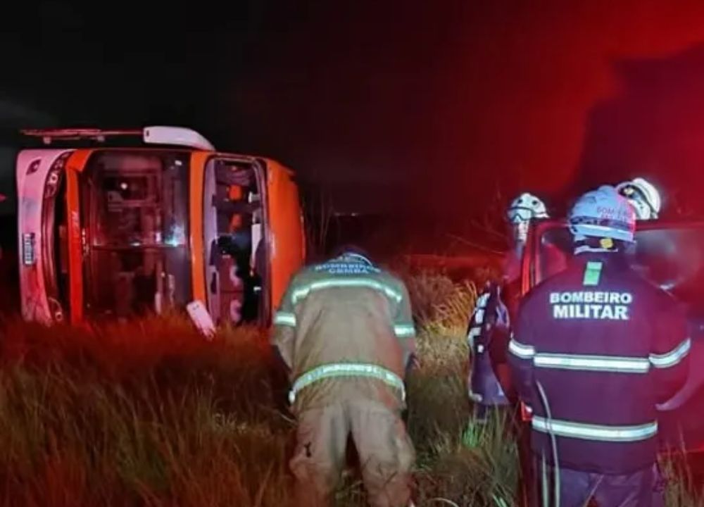 Ônibus com destino ao Piauí tomba na BR-020, no oeste da Bahia