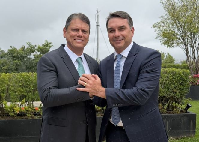 Tarcísio se reúne com Flávio Bolsonaro