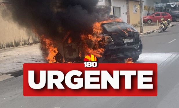 Carro pega fogo no bairro Lourival Parente e mobiliza Bombeiros
