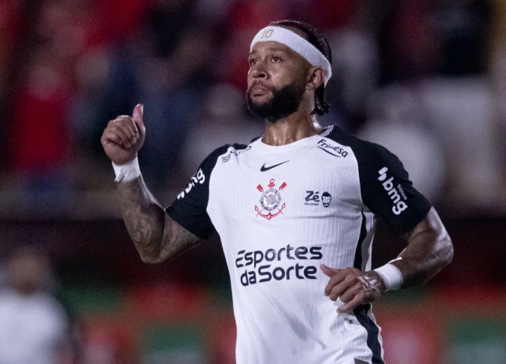 Depay é denunciado no STJD por uso de celular no banco de reservas
