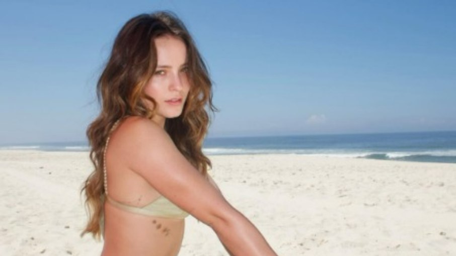 Larissa Manoela põe biquíni e curte sol no Rio com novo visual
