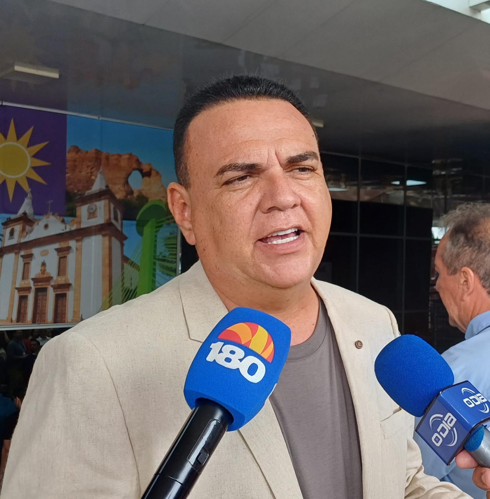 Prefeito Rogério Castro destaca potencial da Serra da Capivara durante a Fetur