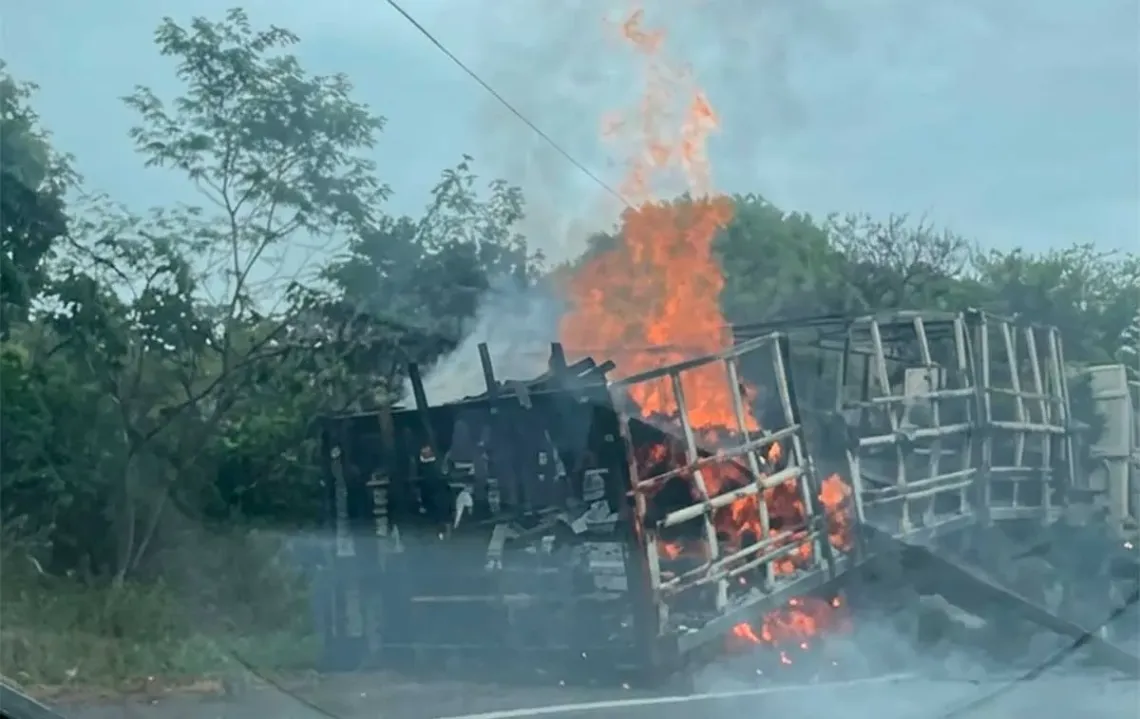 Caminhão pega fogo na BR-316, em Dom Expedito Lopes (PI)
