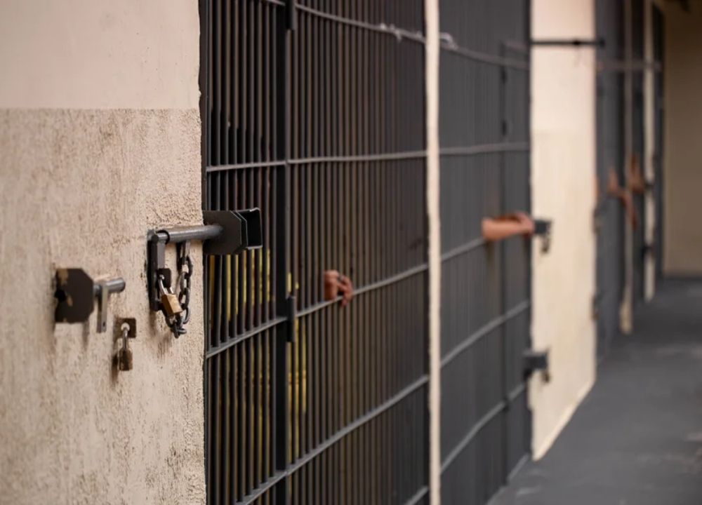 Detento é morto enforcado por colega de cela em presídio de MG