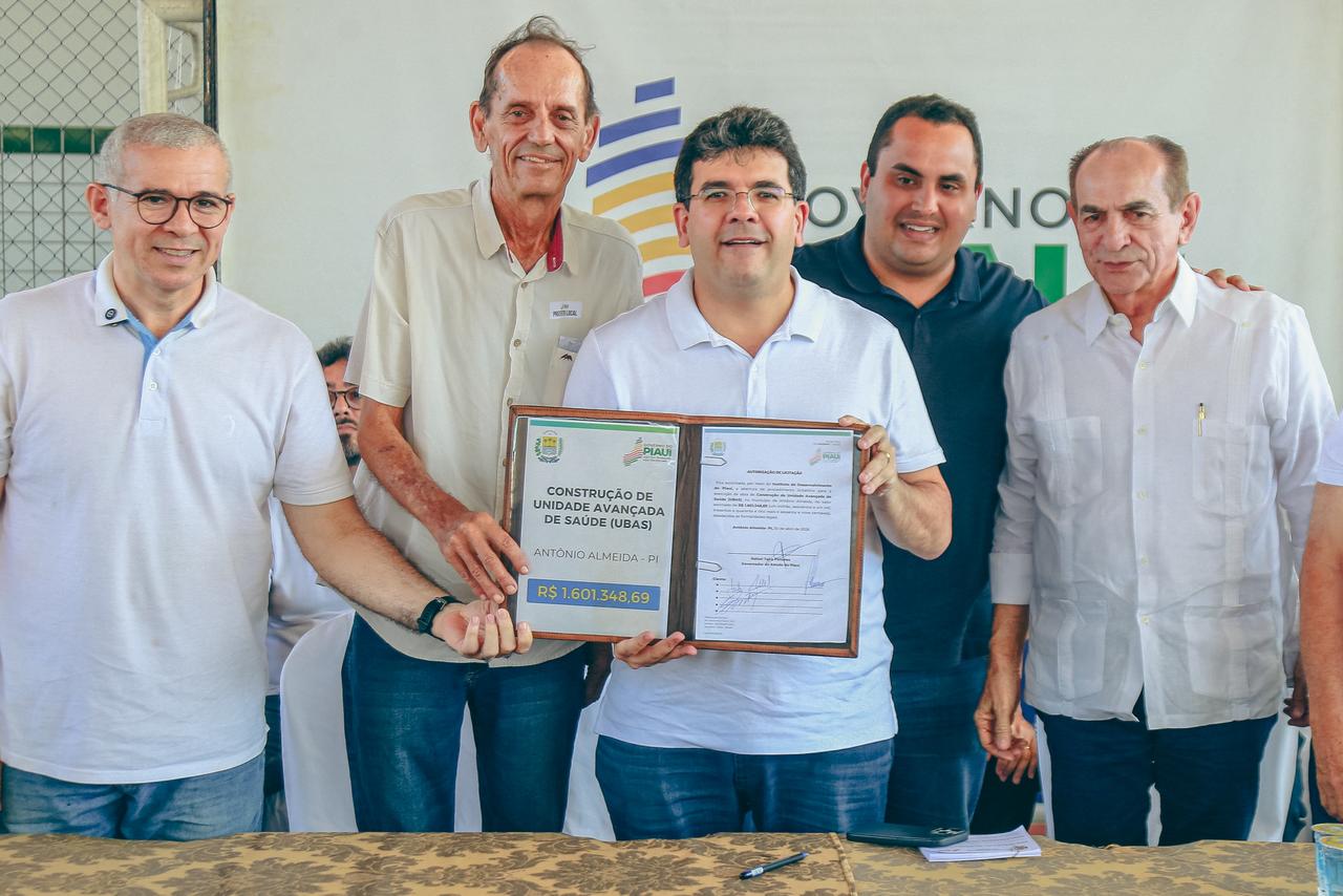 Governador inaugura quadra poliesportiva e anuncia R$ 2,6 milhões em investimentos para o município de Antônio Almeida