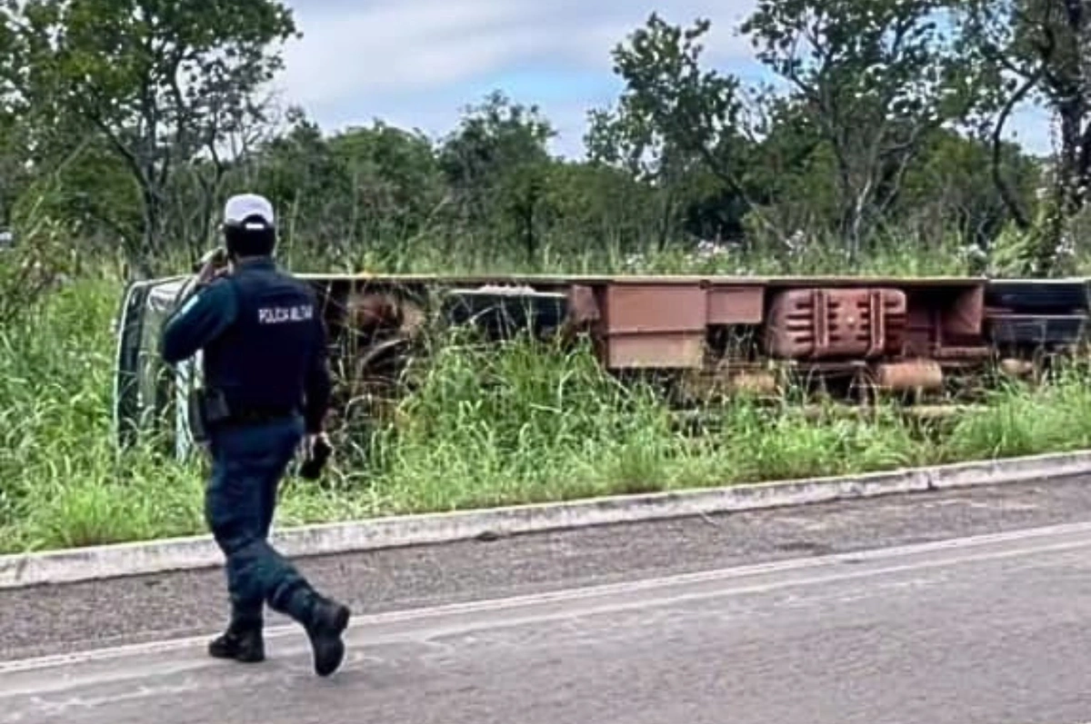 Ônibus escolar tomba na BR‑343 e deixa nove estudantes feridos em Floriano, no Sul do Piau