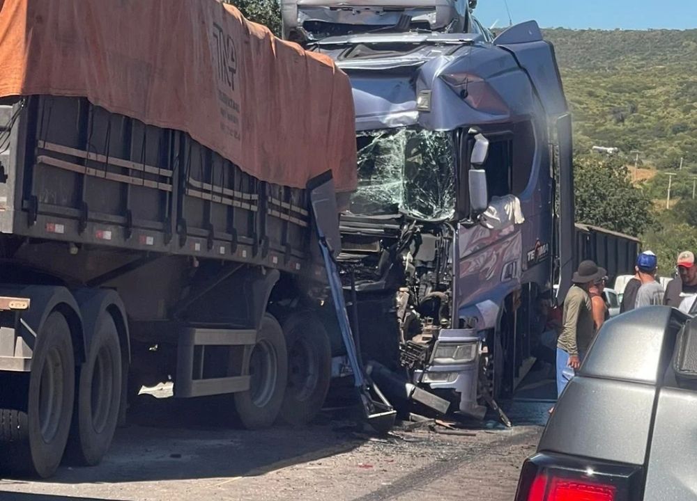 Caminhão-cegonha bate em outro veículo de carga e deixa BR-316 interditada entre Marcolândia e Francisco Macedo
