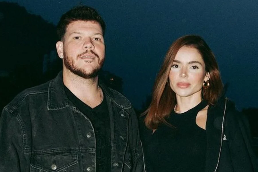 Ferrugem pede Thaís Vasconcellos em casamento com declaração fofa