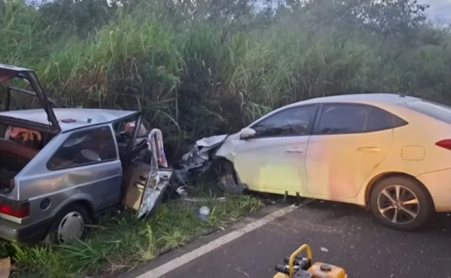 Pai sobrevive, mas esposa e dois filhos morrem em grave acidente na PR-340