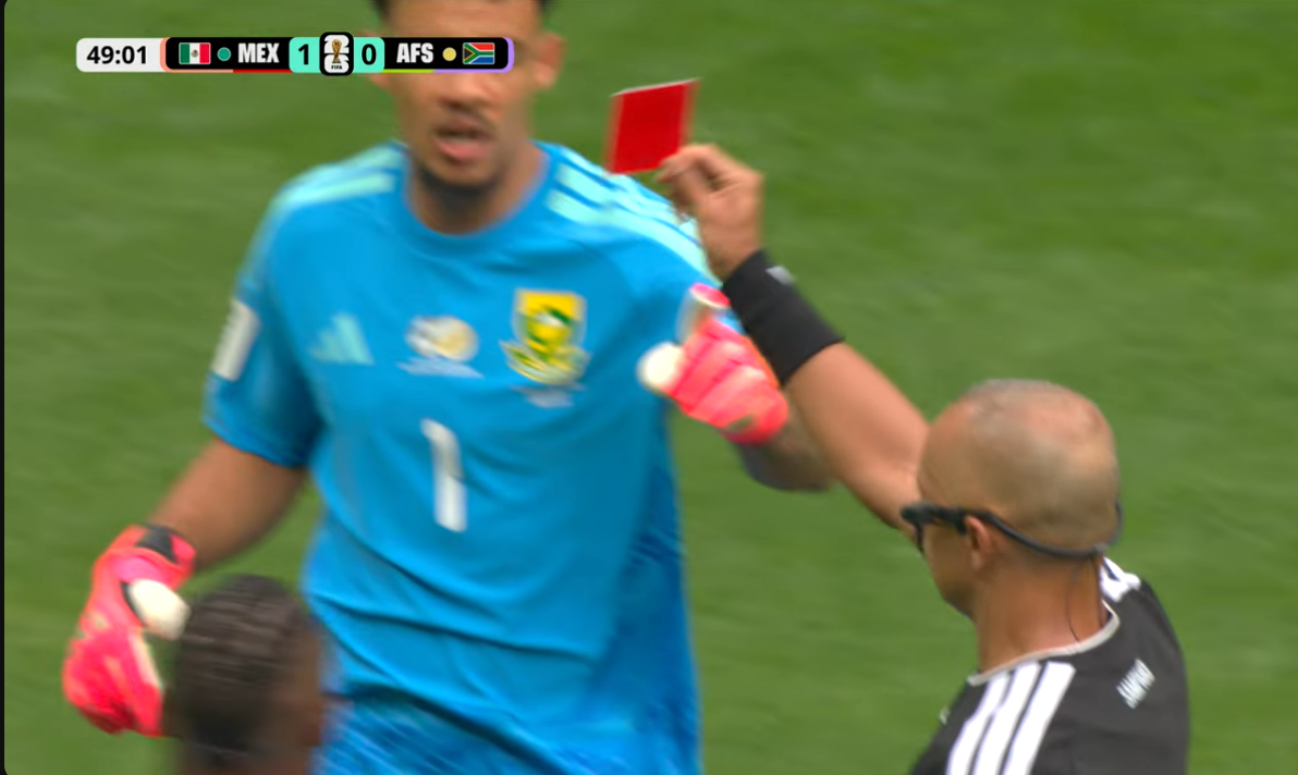 Árbitro brasileiro expulsa primeiro jogador na Copa do Mundo