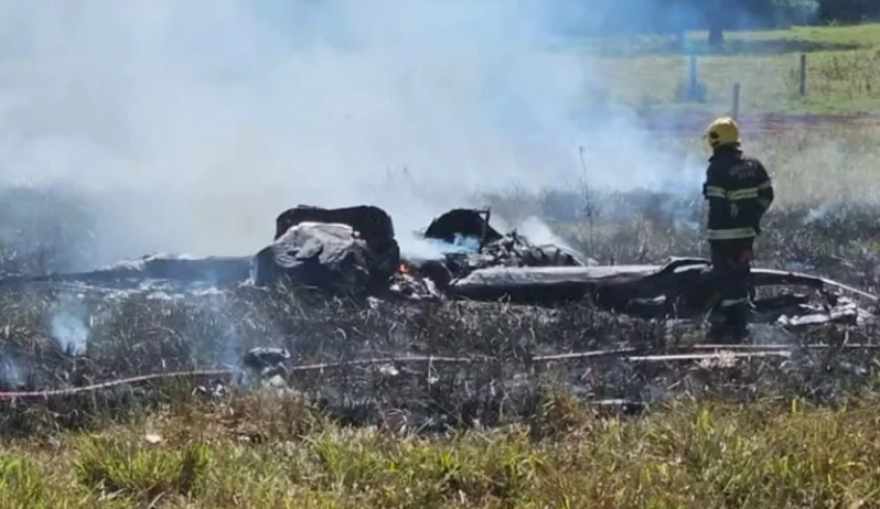 Avião cai em fazenda durante decolagem, pega fogo e deixa piloto ferido