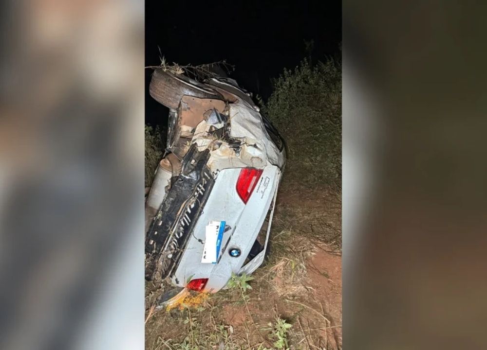 BMW capota, cai em ribanceira e deixa cinco pessoas mortas em MG