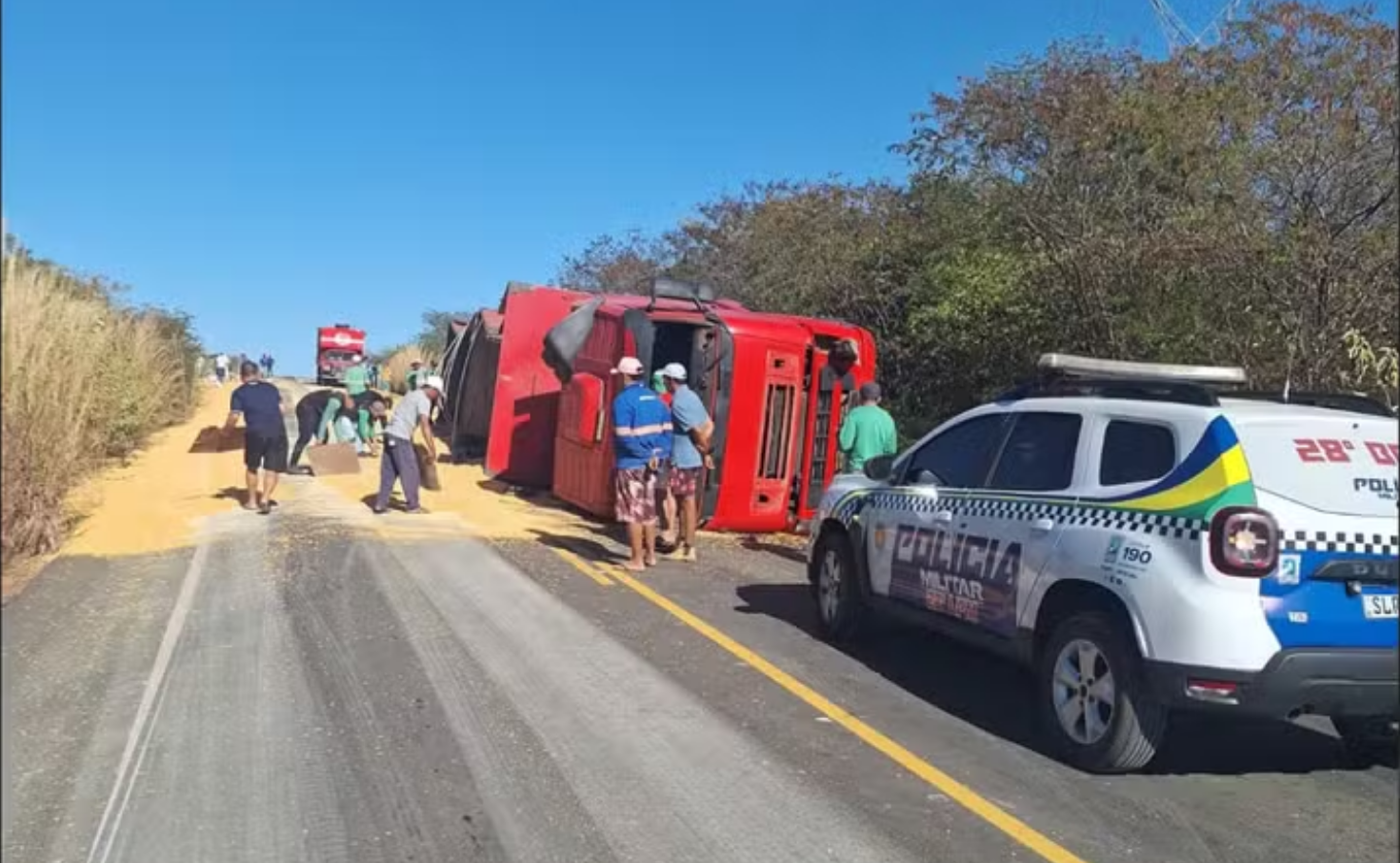 Caminhão com carga de milho tomba e trecho de BR-324 no Sul do Piauí fica interditado nos dois sentidos