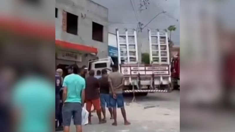 Caminhão desgovernado atinge prédio e deixa sete pessoas feridas na Bahia