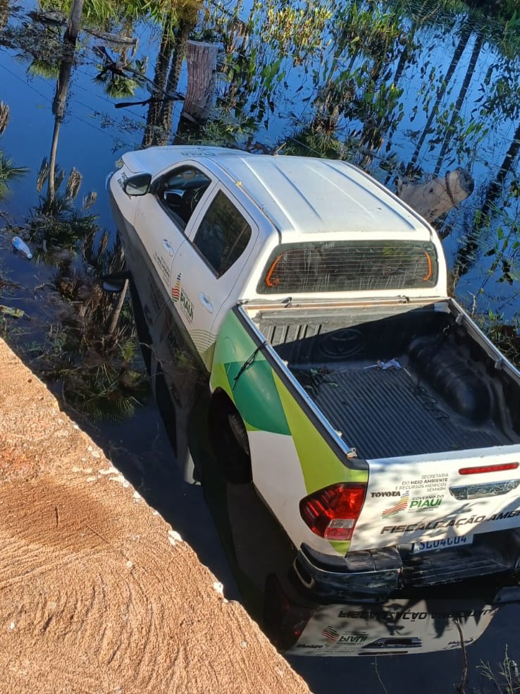 Caminhonete da Polícia Ambiental cai em riacho na PI-212 entre Barras e Remédios