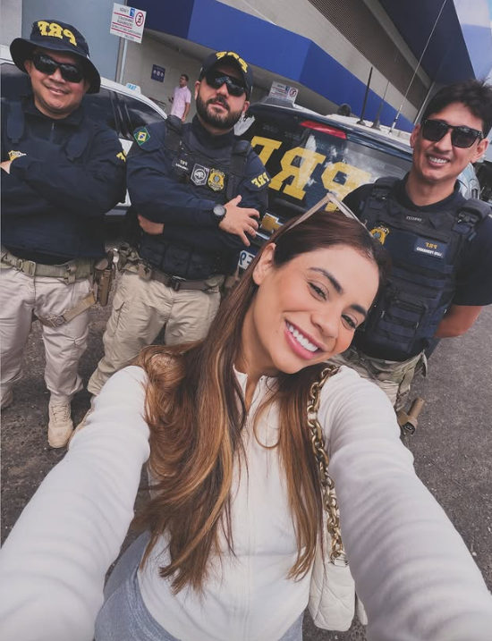 Cantora Lexa recebe carona da PRF até o Aeroporto de Teresina após van quebrar na BR 316