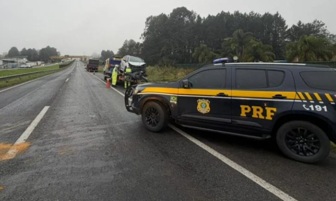 Colisão entre carro, moto e caminhão deixa duas pessoas gravemente feridas em Campo LargoPublicado primeiro em Banda B » Acidente na BR-277