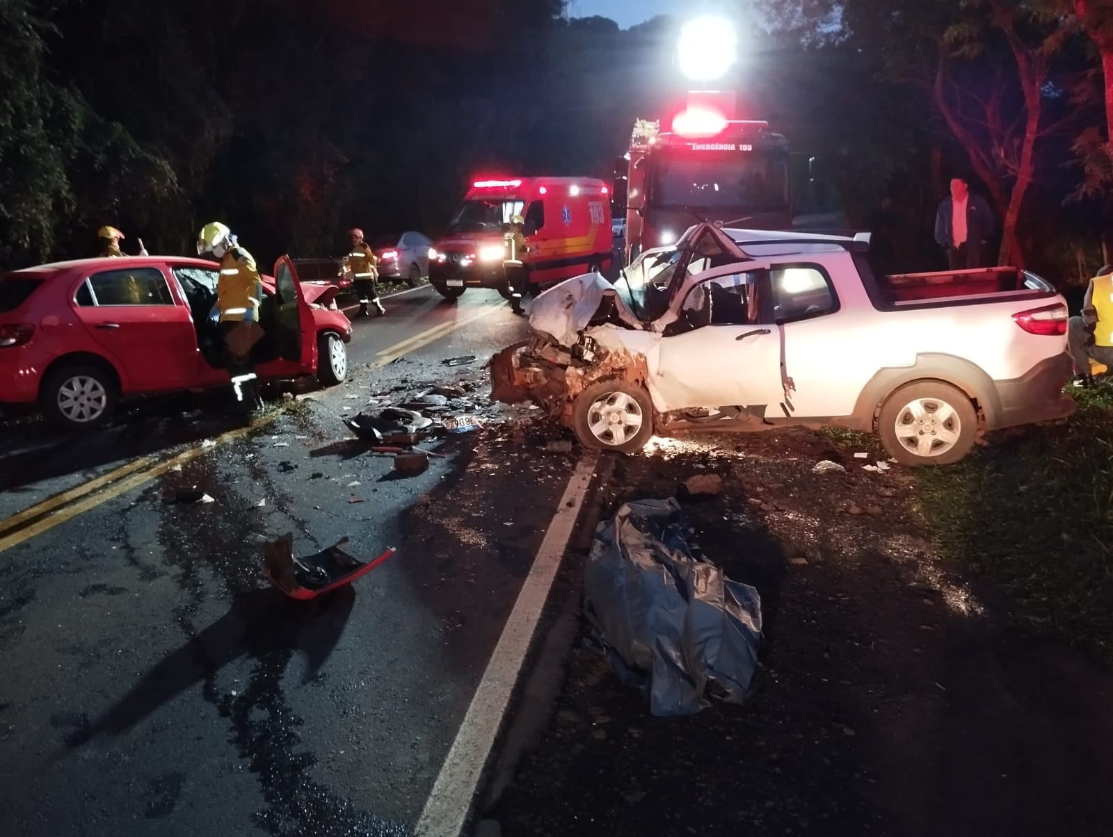 Colisão frontal na SC-160 mata dois motoristas e deixa criança ferida na SC-160