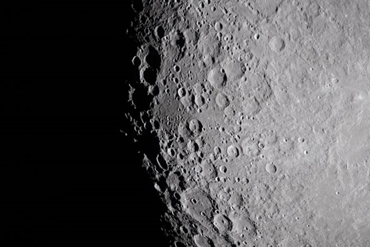 Cristal na Lua mostra que Sistema Solar foi bombardeado por asteroides