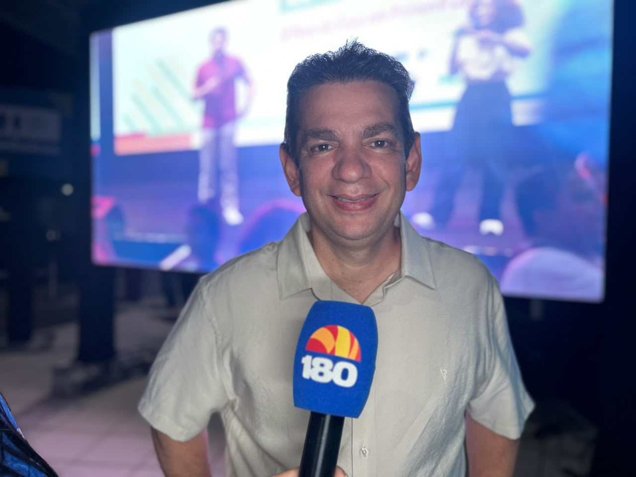 Deputado Castro Neto em entrevista no lançamento da plataforma