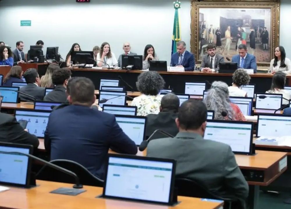Deputados votam redução da maioridade penal em comissão