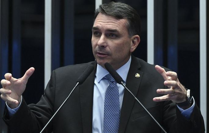 Flávio Bolsonaro sobe tom contra milícia e facções criminosas