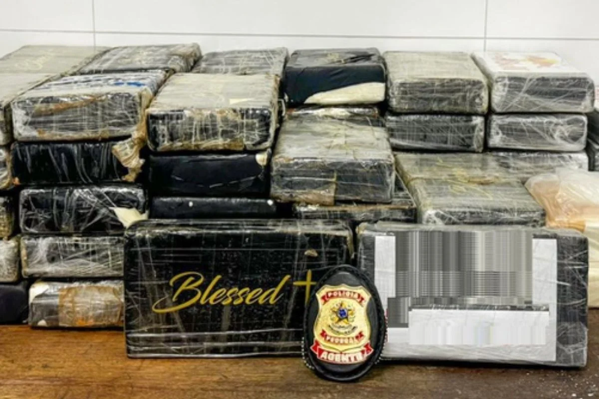 Funcionário de aeroporto é preso ao tentar despachar mala de cocaína