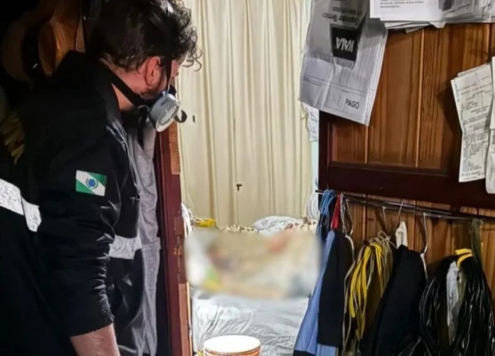 Homem é encontrado morto em decomposição sobre a cama após parentes estranharem falta de notícias
