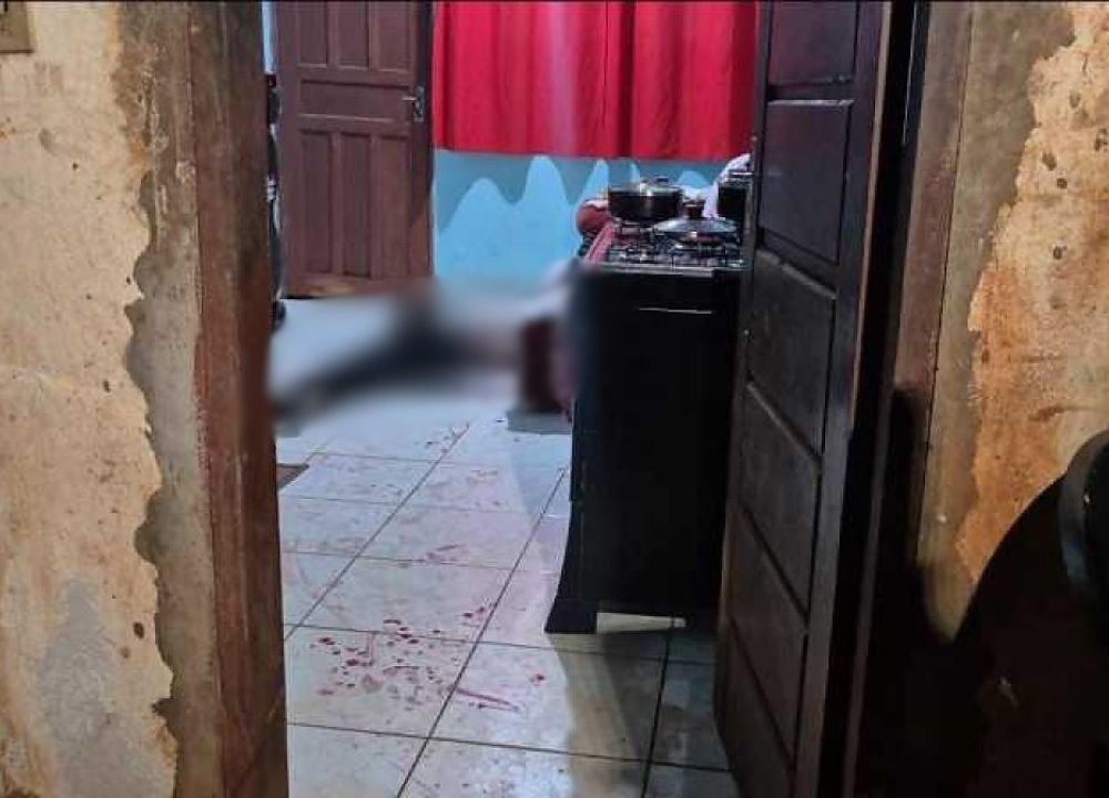 Homem mata “amigo” suspeito de estuprar sua esposa; casal preso em flagrante