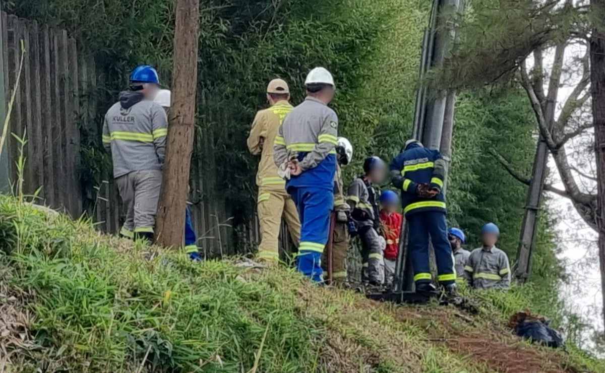 Homem morre carbonizado ao tentar furtar fios de caixa de alta tensão na Linha Verde, em Curitiba