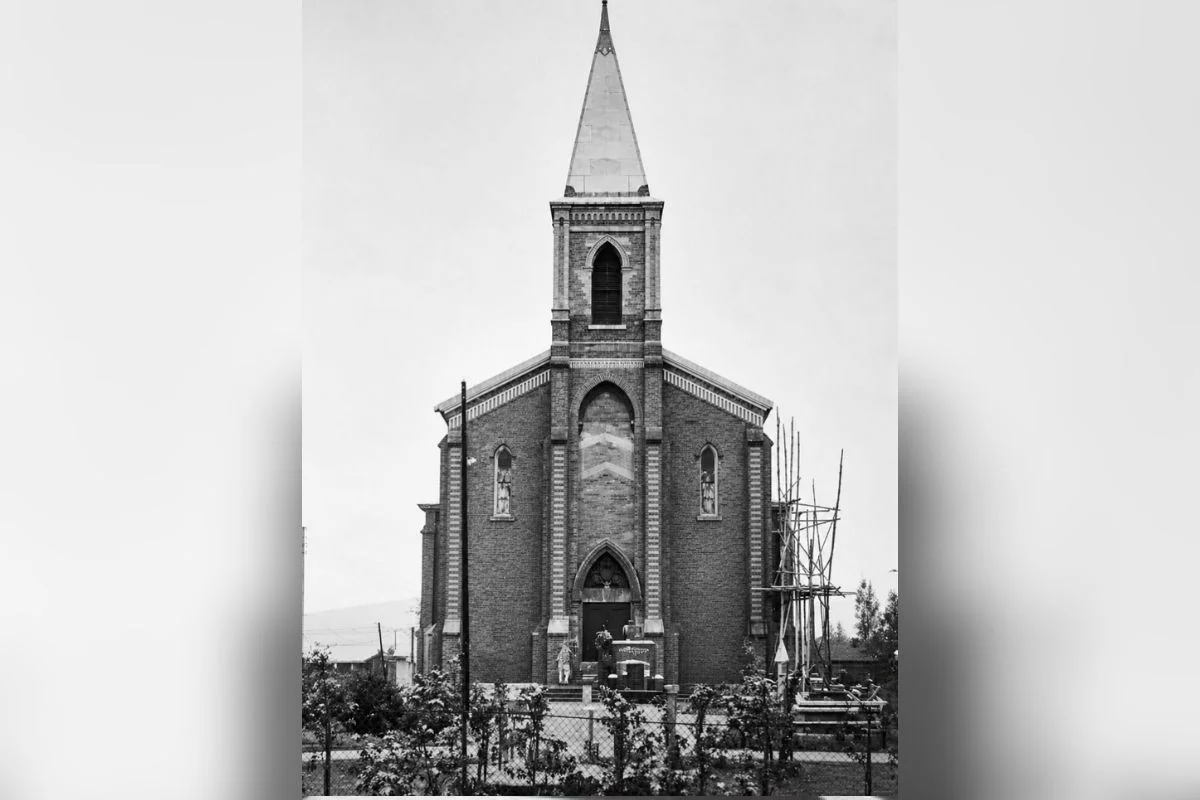 Igreja em que santa ficou intacta após incêndio é reinaugurada