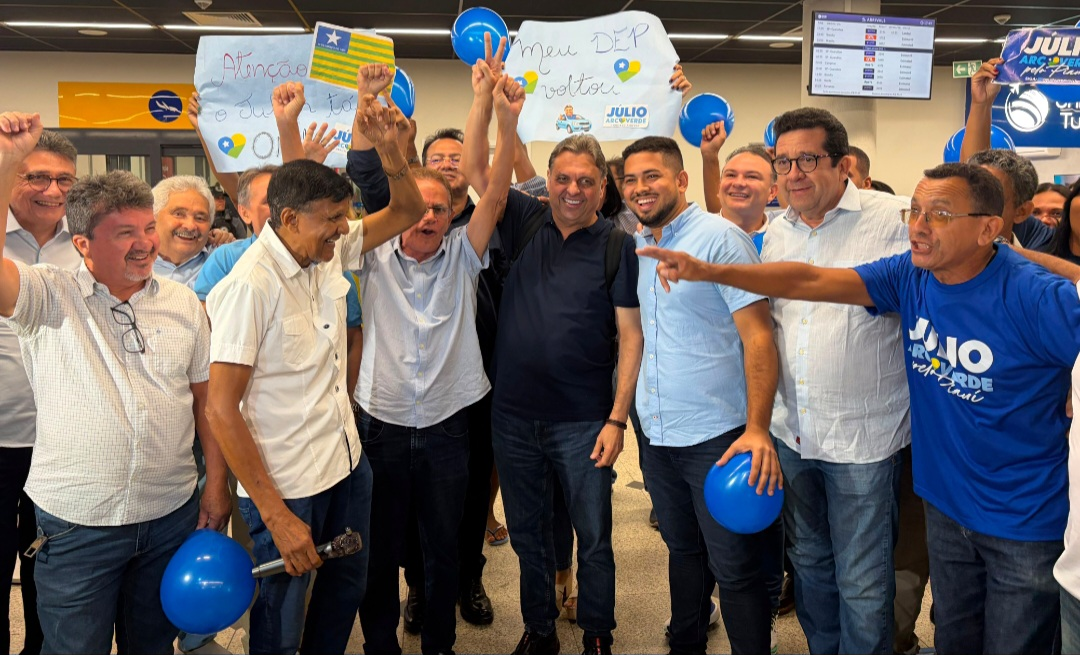 Júlio Arcoverde é recebido por amigos e familiares em retorno ao Piauí