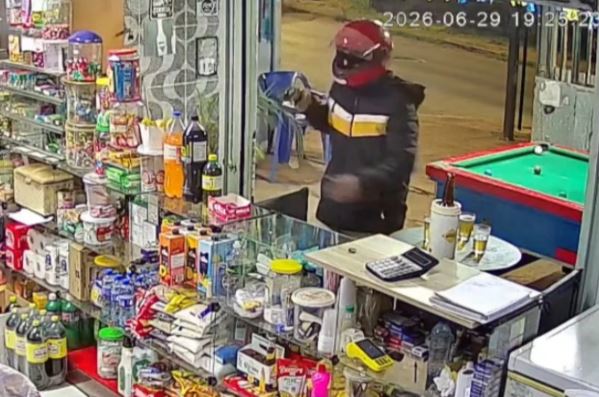 Ladrão invade bar, interrompe jogo de sinuca e atira em cliente
