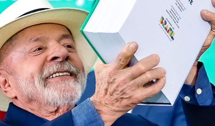 Lula diz que nova presidente do INSS tem prazo para zerar fila de benefícios