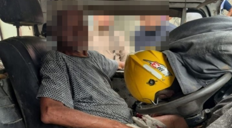 motociclista invade contramão e fica preso em para-brisa após colisão