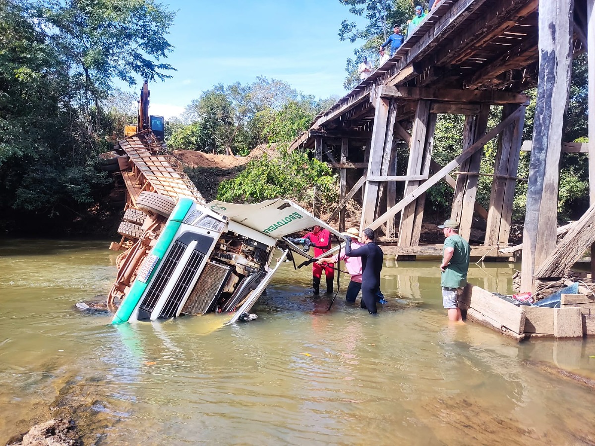 Motorista morre ao perder controle e cair de ponte com carreta boiadeira