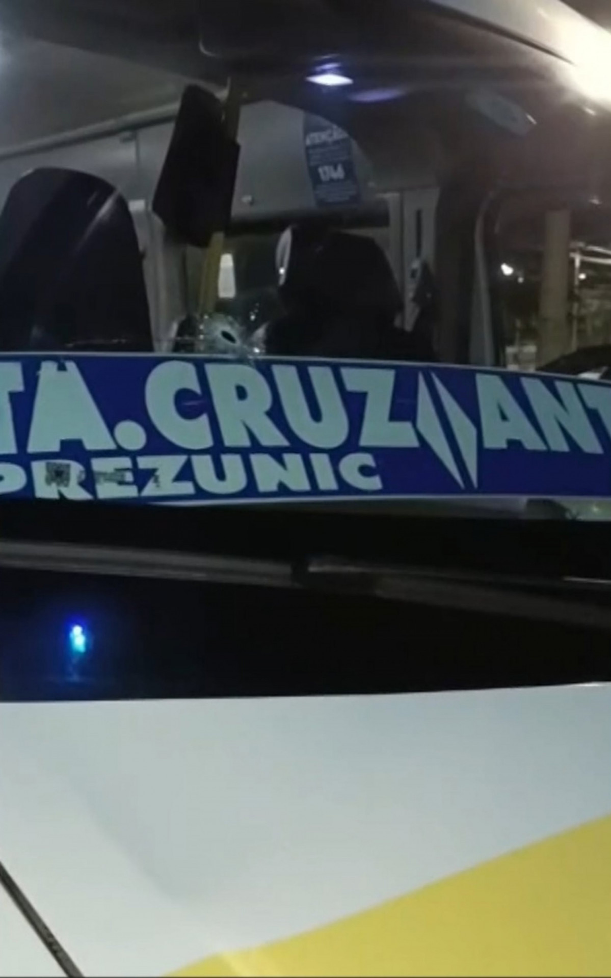 Mulher morre após ser atingida por tiro dentro de van em Santa Cruz