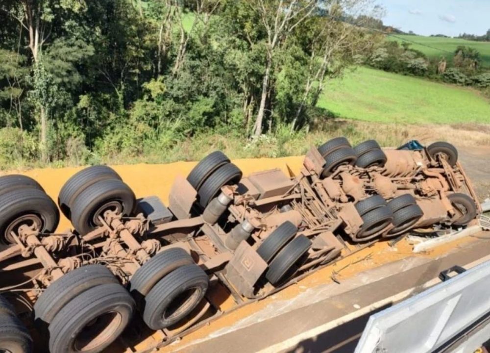 Mulher morre soterrada por carga de concreto após caminhão sair da pista e capotar na BR-282