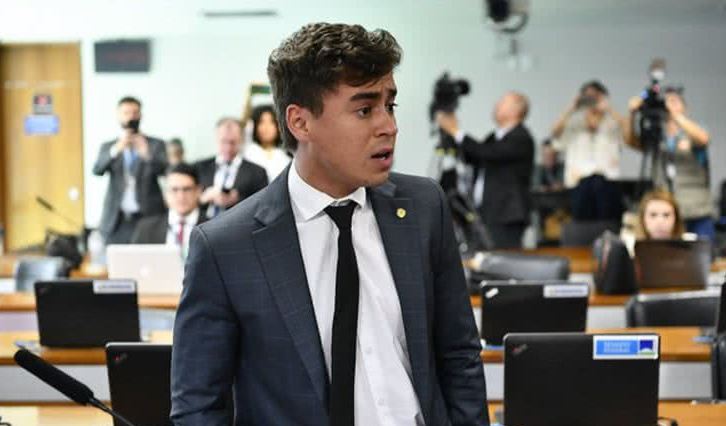 Nikolas Ferreira debocha após críticas por ter usado jatinho de Vorcaro