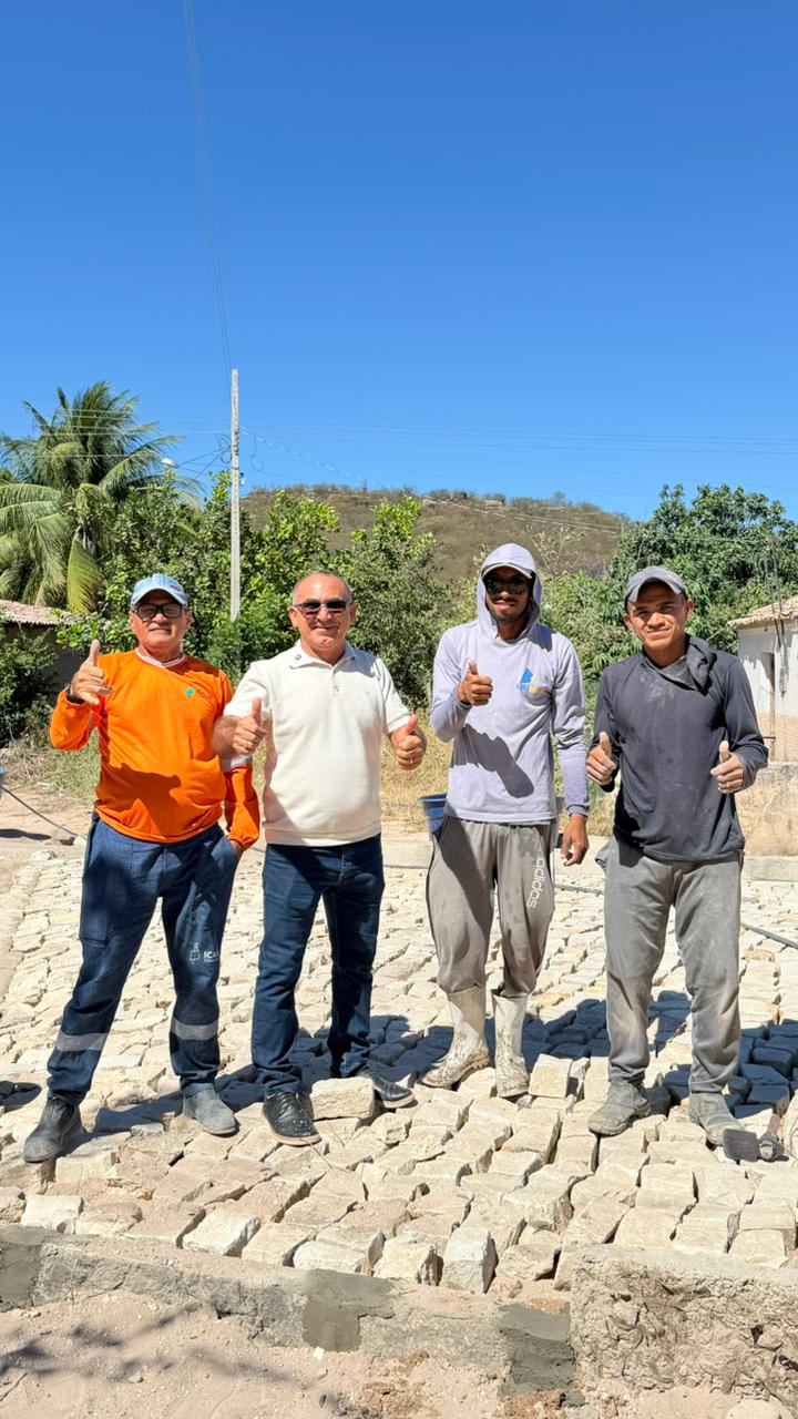 O prefeito Jovelino realizou, nesta segunda-feira (15/06), uma visita às obras de pavimentação em paralelepípedo na localidade Carnaubal, zona rural de Assunção do Piauí.  Durante a vistoria, o gestor acompanhou de perto o andamento dos serviços, avaliando a execução da obra que visa melhorar a mobilidade dos moradores e garantir mais segurança para quem trafega pela região.  Além de verificar o p