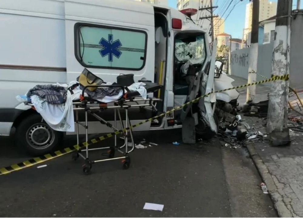 Paciente de 82 anos morre após ambulância bater em poste na Mooca