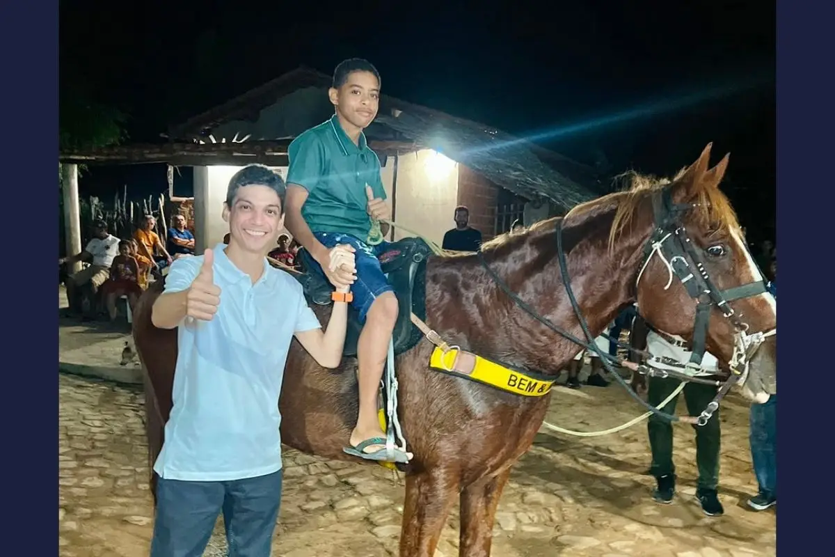 Prefeito de Angical doa cavalo a adolescente que perdeu égua morta a facadas