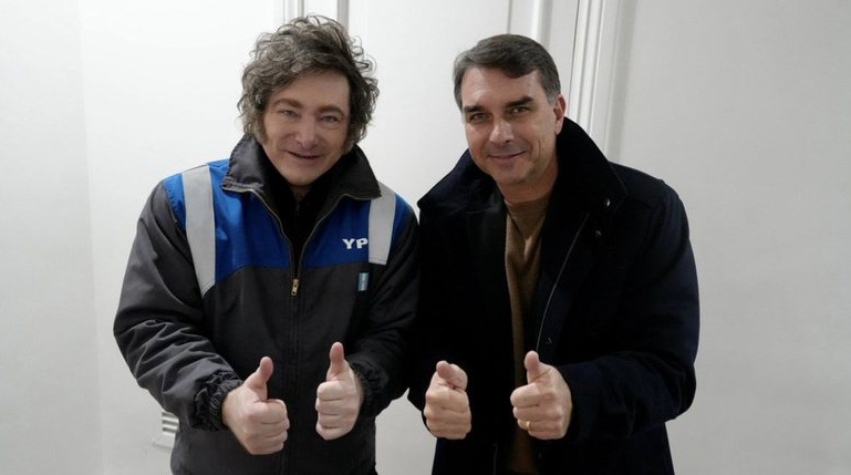 Presidente da Argentina, Javier Milei, faz aceno a Flávio Bolsonaro: “Onda azul está chegando ao Brasil”